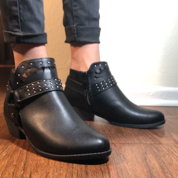 Sale!! Edgy studded black booties with low chunky - Picture 5 of 7
